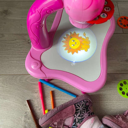 🎨 Rajzasztal Projektorral Gyerekeknek – Tanulás Játékon és Színeken Keresztül